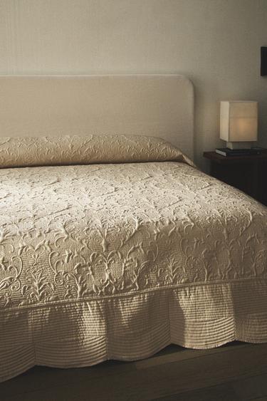 QUILTED QUILT WITH RAISED DESIGN - Cava by Zara