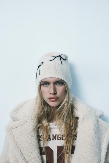 ШАПКА БИНИ КРУПНОЙ ВЯЗКИ С БАНТАМИ — ЭКРЮ от Zara — изображение 0