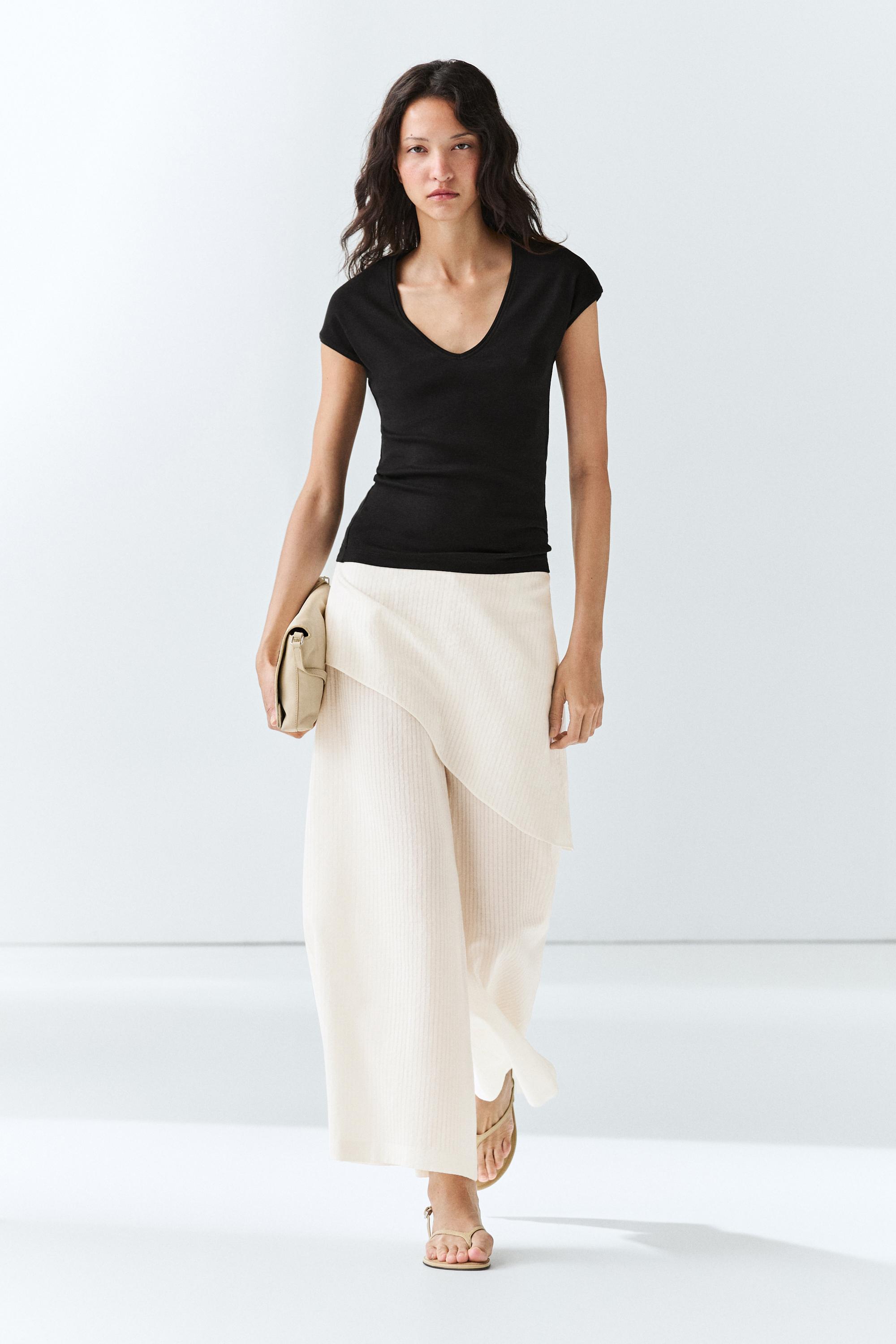 V-neck T-shirt — Black