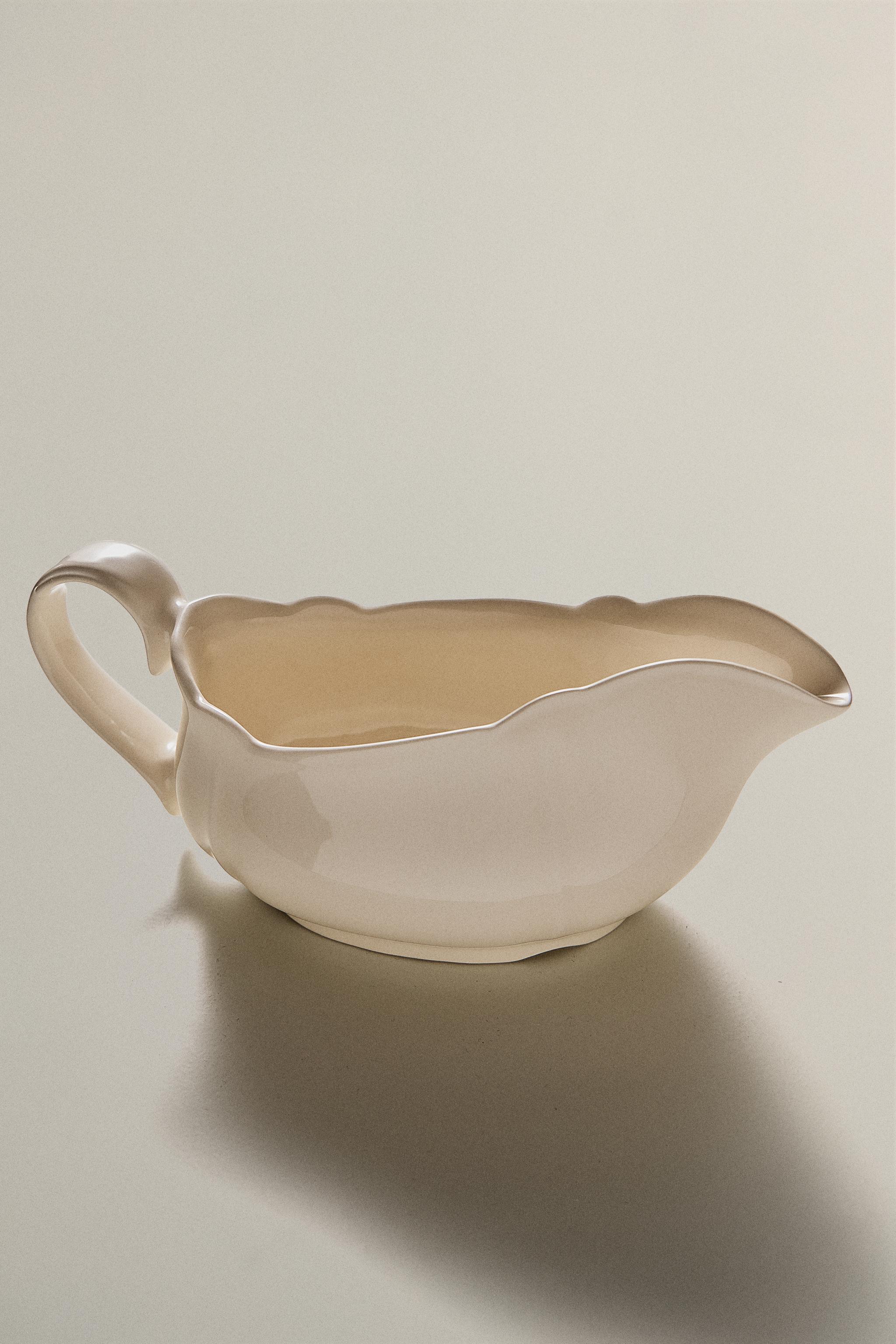 EARTHENWARE GRAVY BOAT WITH RAISED-EDGE DETAIL