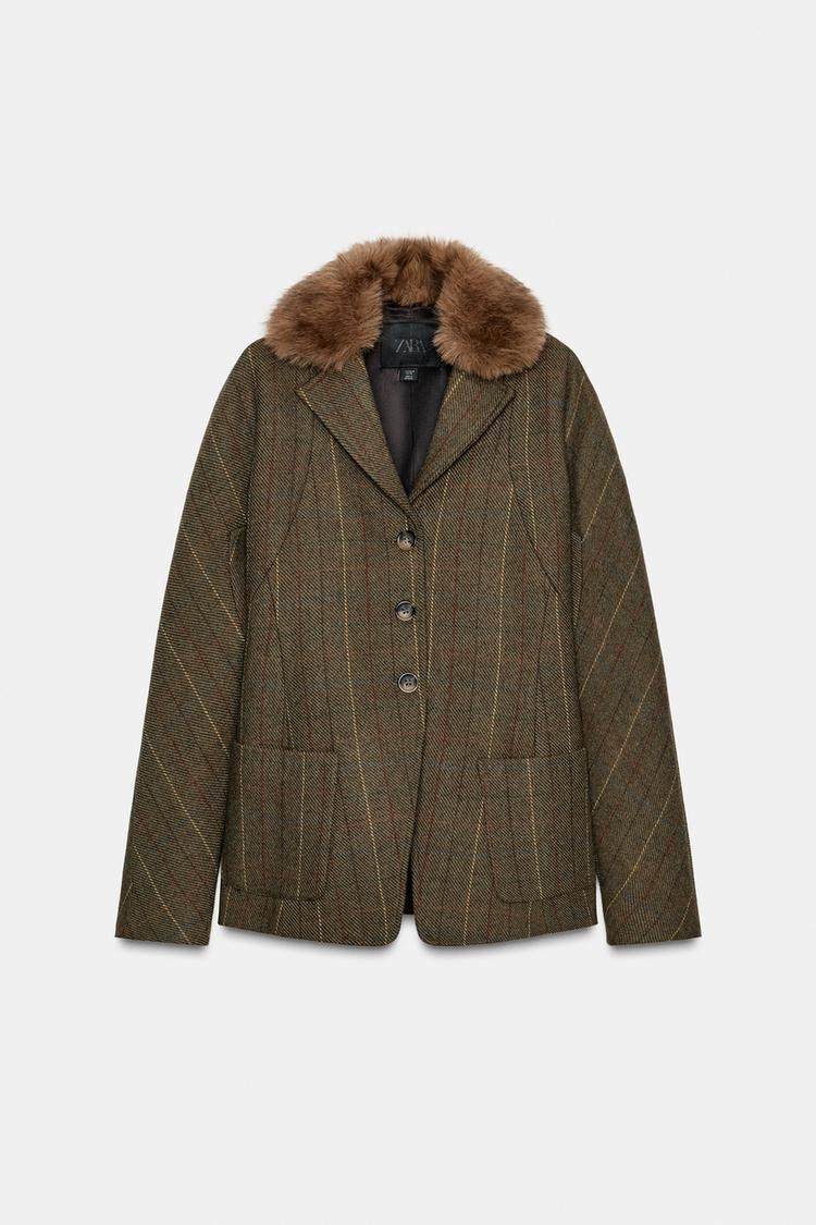 Sprednji pogled na blazer v opečnati barvi z ovratnikom z reverjem in krznenim dodatkom, dolgimi rokavi, sprednjimi žepi in zapenjanjem na gumbe.