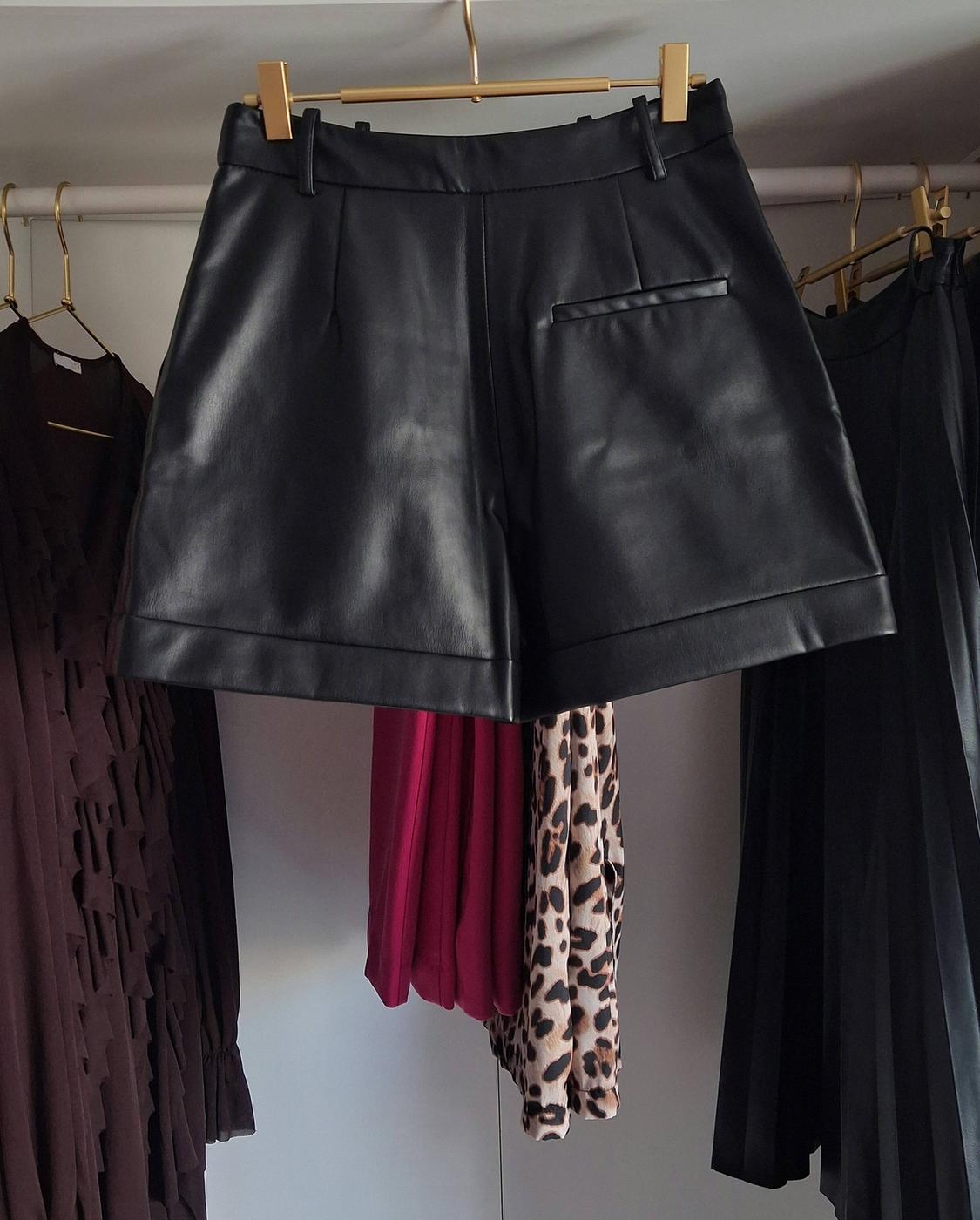 FAUX LEATHER PLEATED BERMUDA SHORTS - Image 2