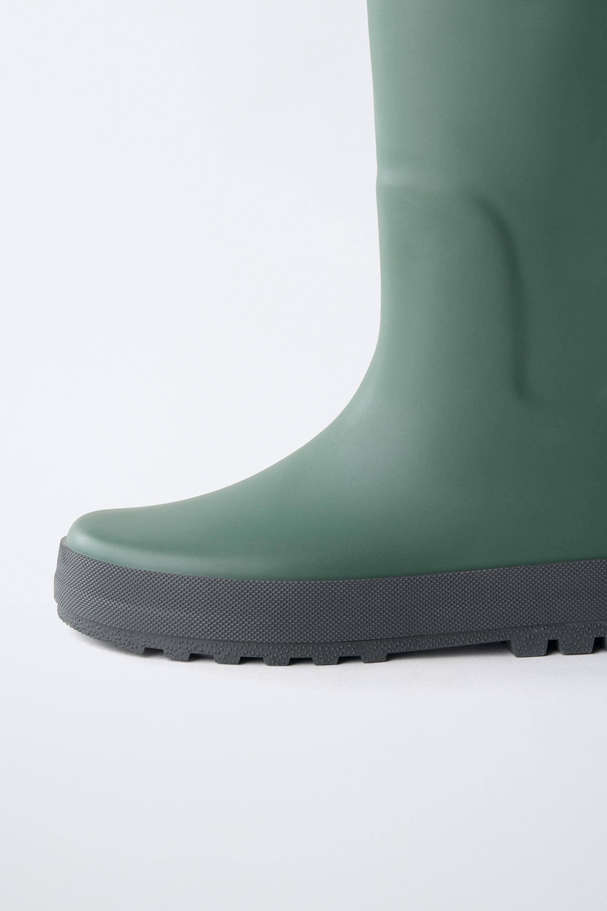 RAIN BOOTS