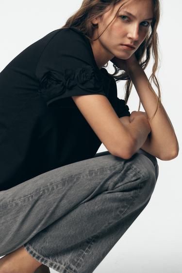 CAMISETA FLORES VOLUMEN - Negro de Zara