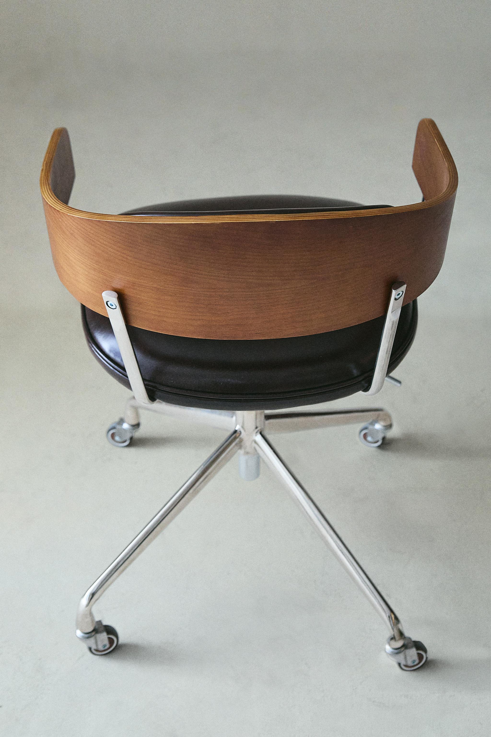 OFFICE CHAIR WITH WHEELS