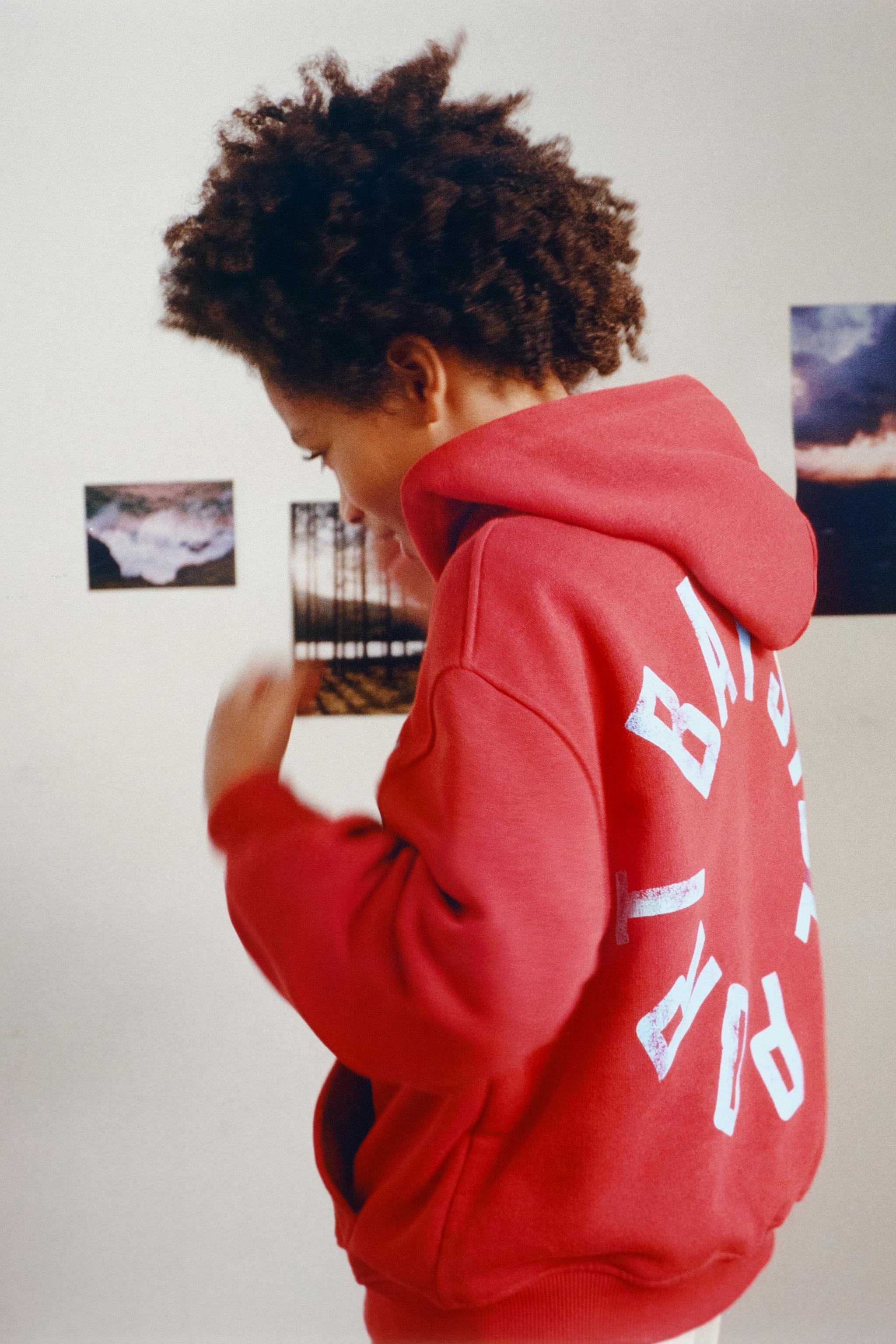 TEXT PRINT ZIP-UP HOODIE — Reddish