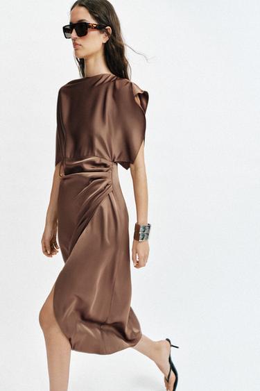 SATINIERTES MIDI-KLEID MIT CAPE - Karamell von Zara