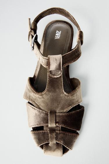 SANDALIA CANGREJERA EFECTO TERCIOPELO - Marrón de Zara