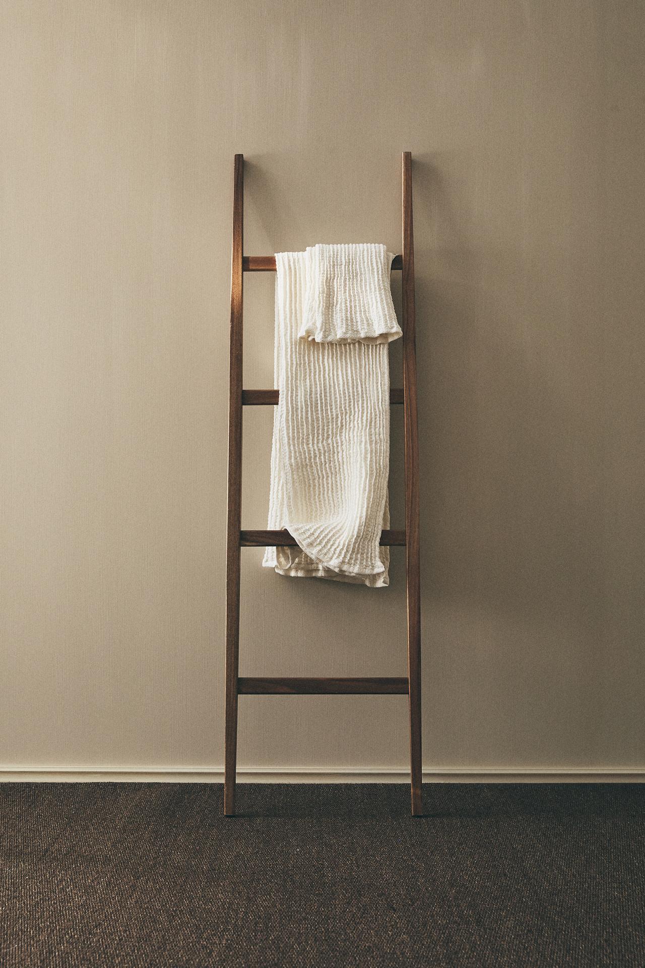ACACIA TOWEL RACK — Brown