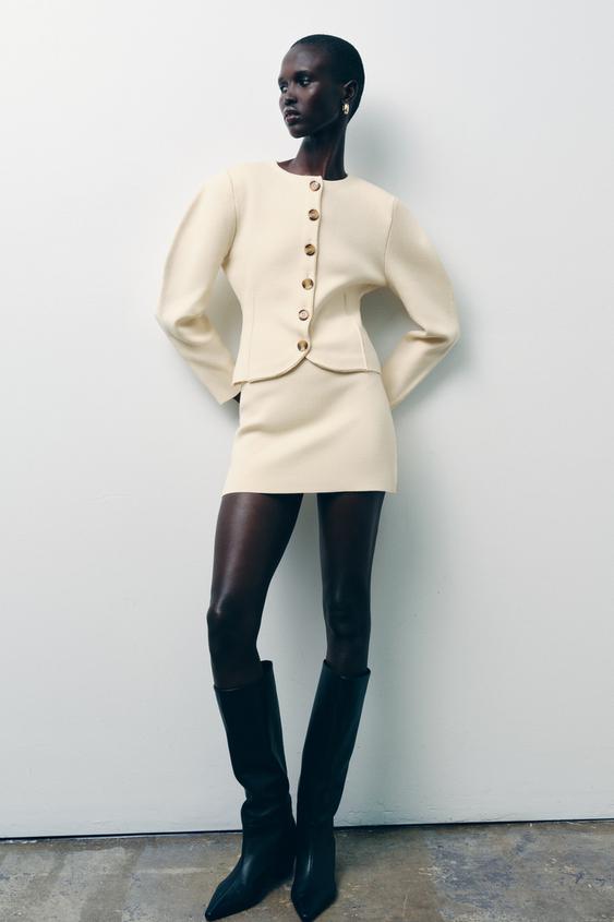 GILET EN MAILLE AJUSTÉ À BOUTONS