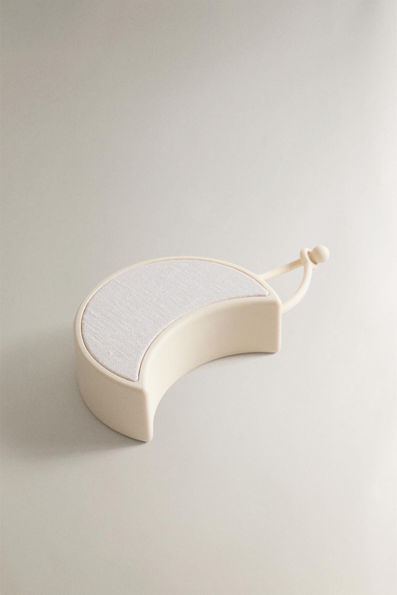 WHITE NOISE SPEAKER AND MOON NIGHT LIGHT — Cream
