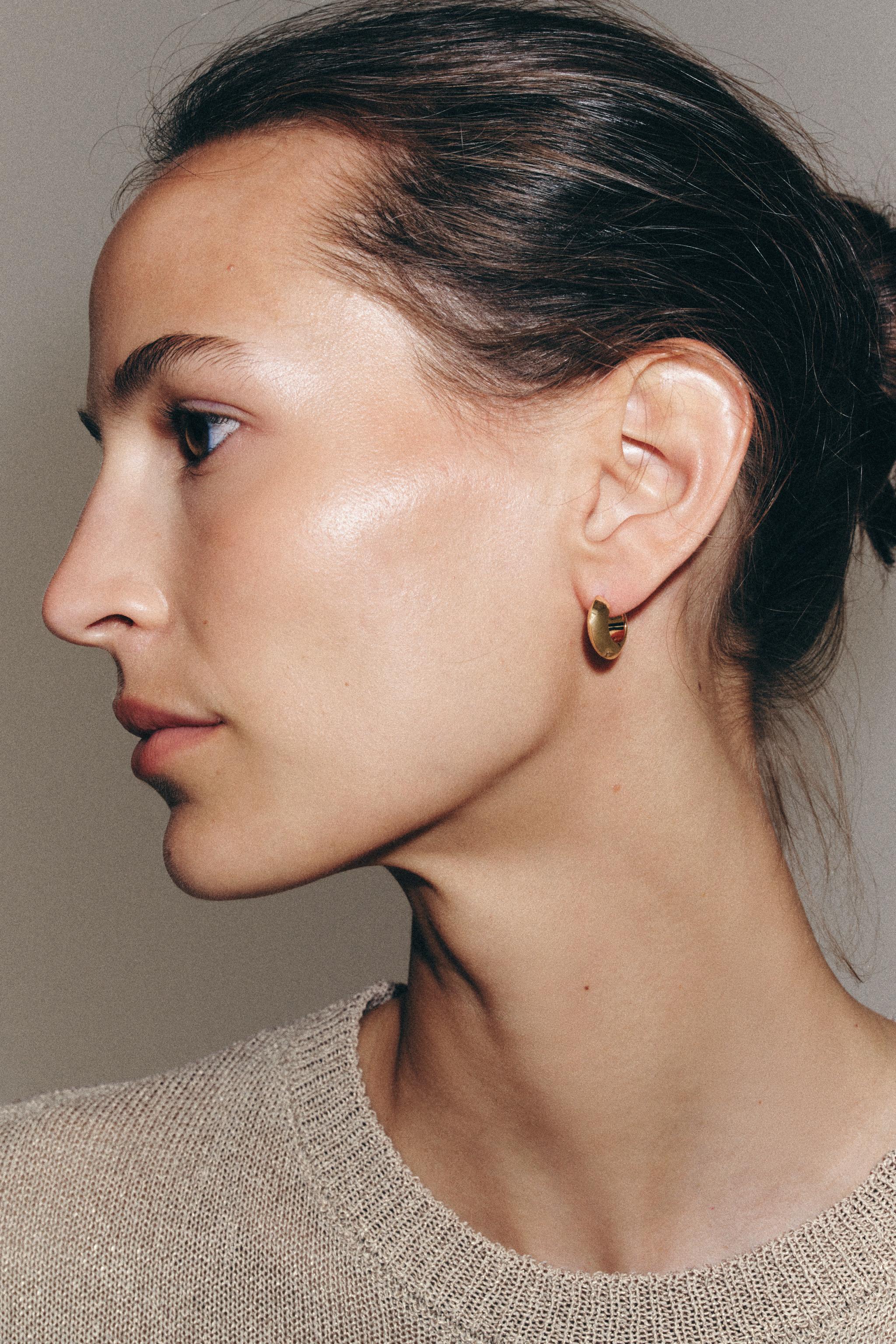 PACK OF SHINY HOOP EARRINGS — Golden