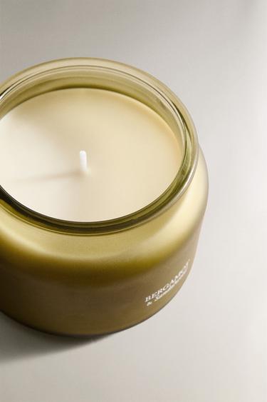 (240 G) BOUGIE PARFUMÉE BERGAMOTE & BOIS DE SANTAL - Écru / Vert de Zara - Image 2