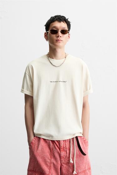 טי שירט עם הדפסים דהויים - בז' של Zara