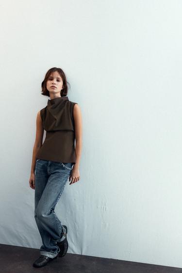 TOP بياقة مزمومة - بني by Zara