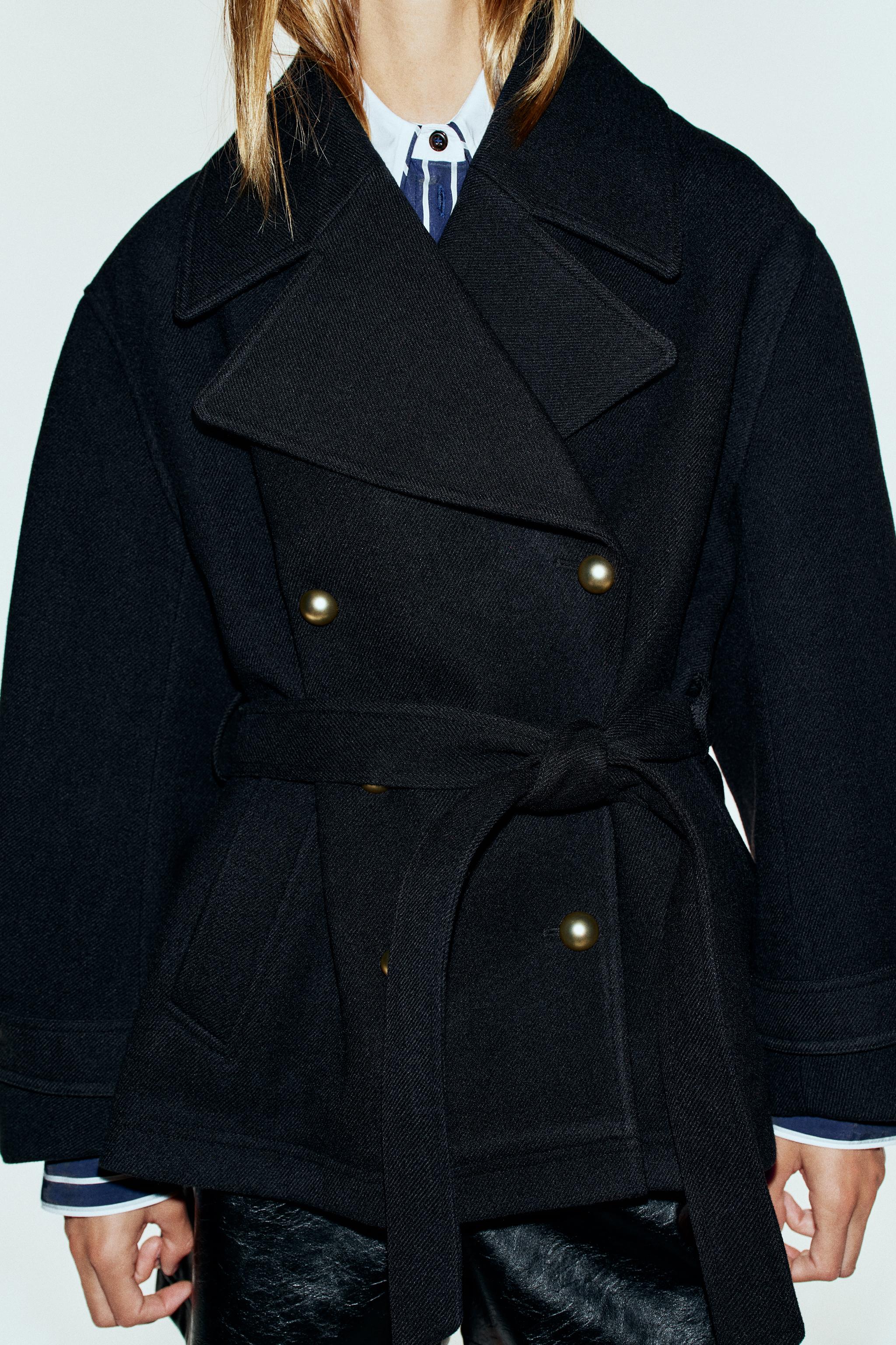 MANTEAU À BOUTONNAGE CROISÉ AVEC CEINTURE