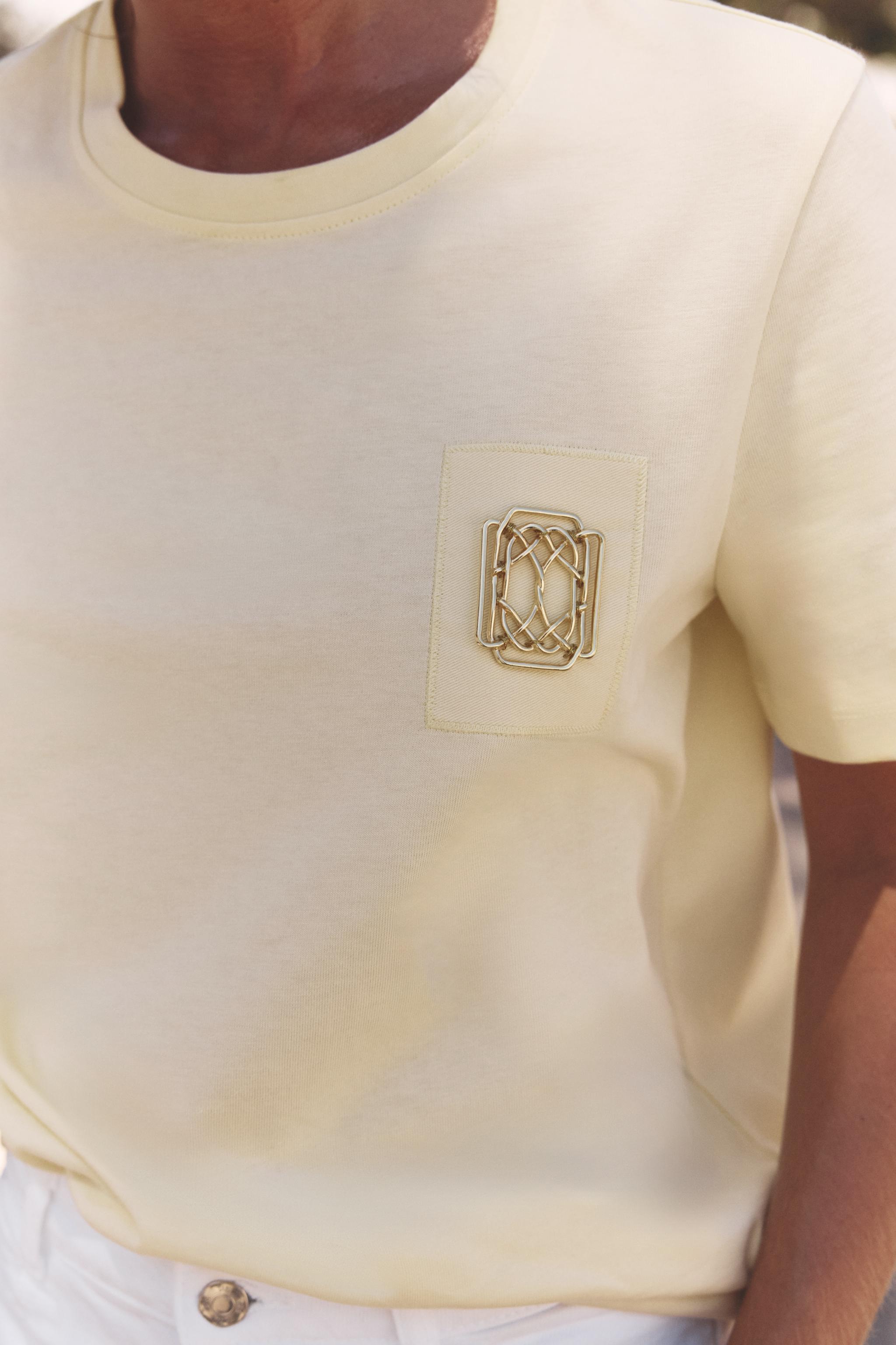 ZARA ワンポイント シンプル ブローチディテール付きTシャツ ブローチディテール付きTシャツ - ホワイト | ZARA Japan / 日本