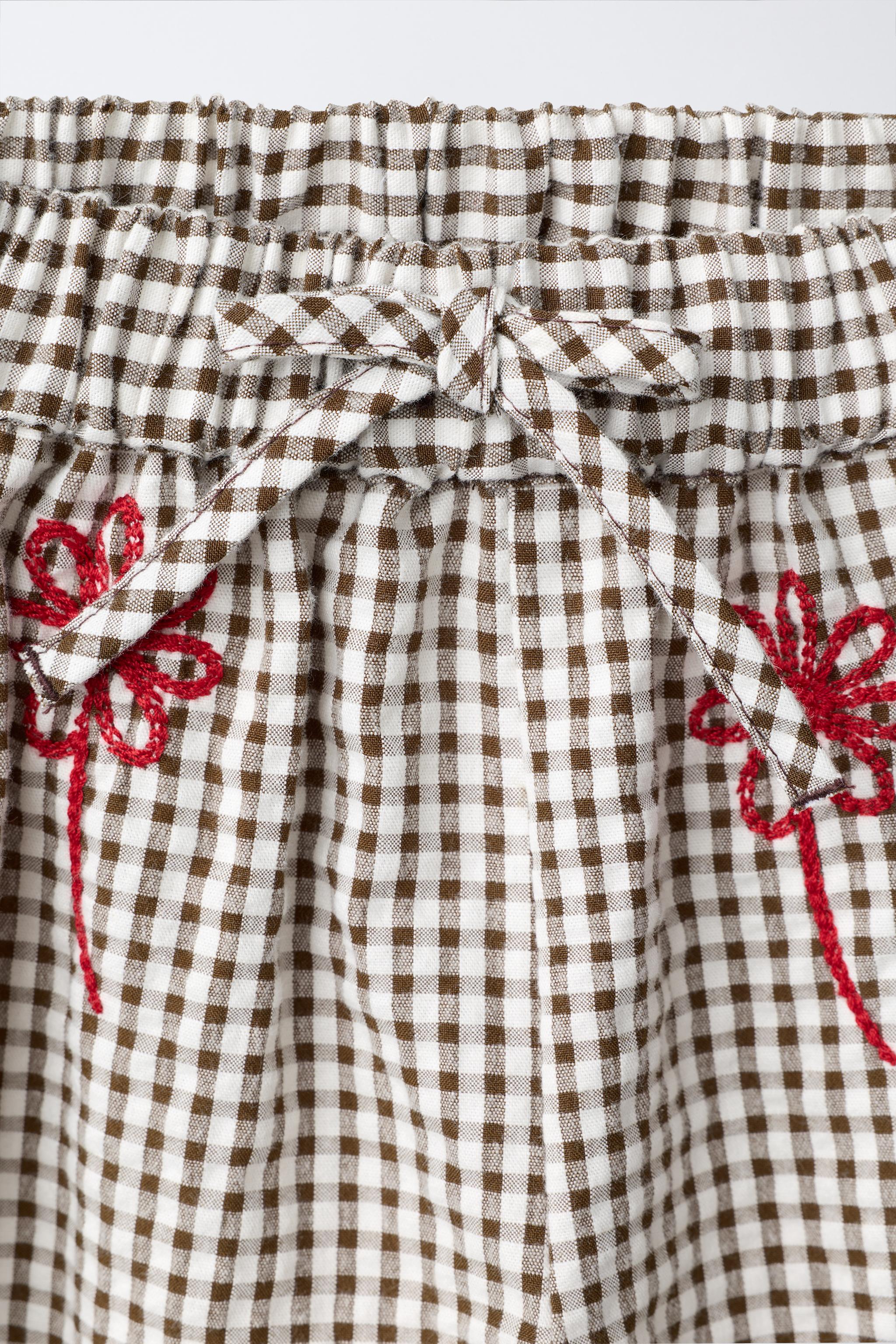 PANTALON SAROUEL À CARREAUX ET FLEURS BRODÉES