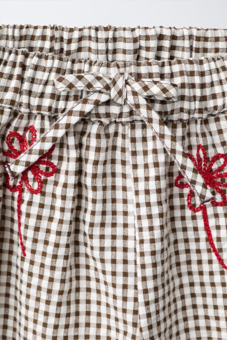 PANTALÓN SAROUEL A CUADROS CON FLORES BORDADAS 4