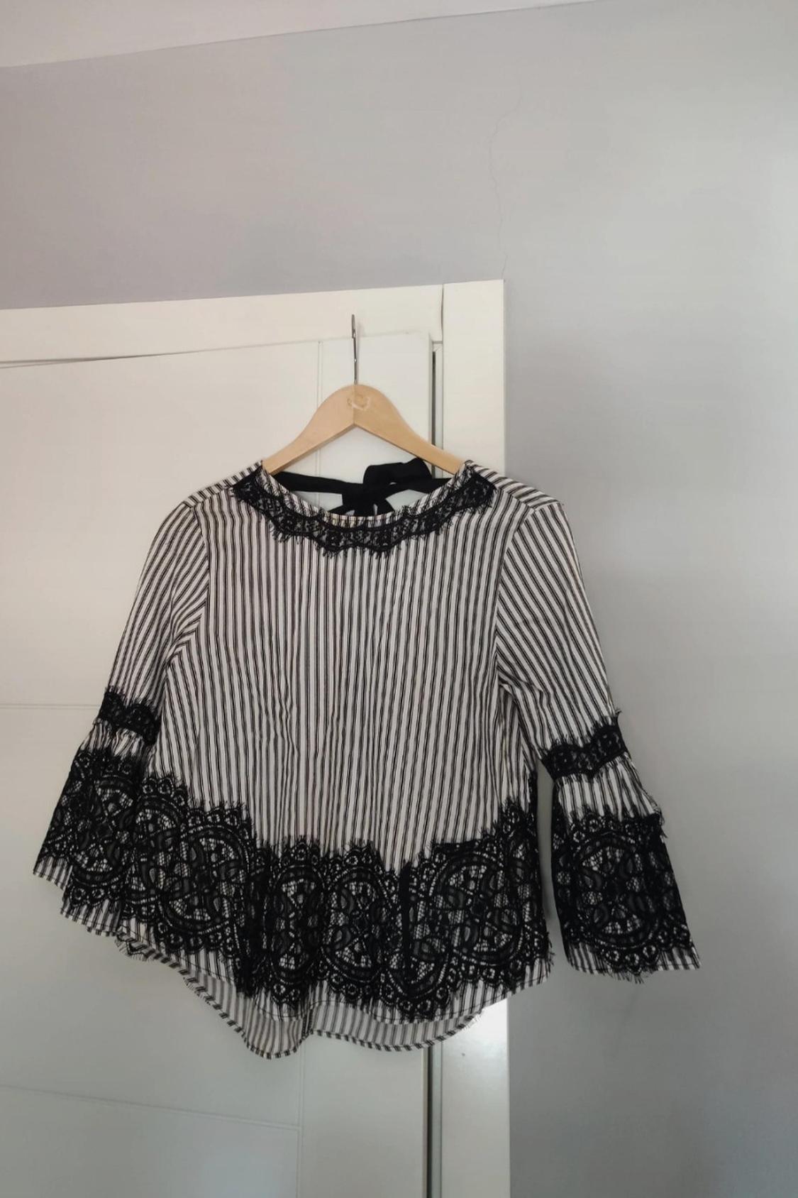 BLOUSE WITH LACE DETAIL