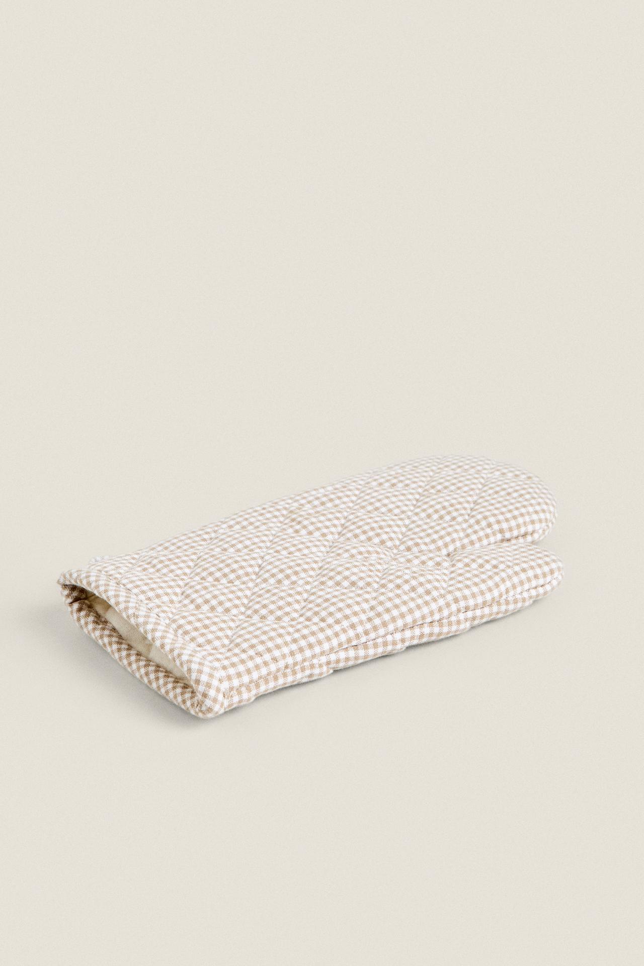 GINGHAM OVEN MITT — Beige