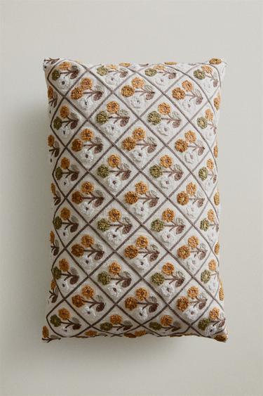 TUFTING CUSHION COVER - Light beige by Zara