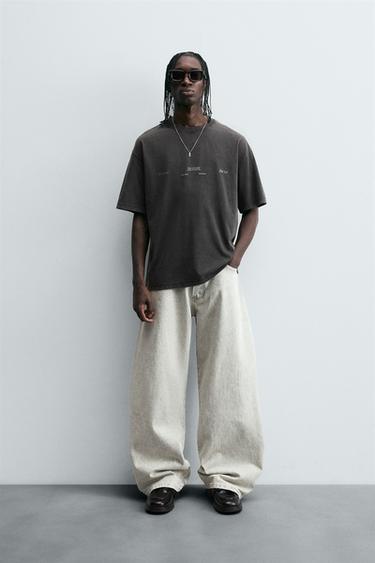 CAMISETA TEXTO RELIEVE - Gris medio de Zara - Imagen 0