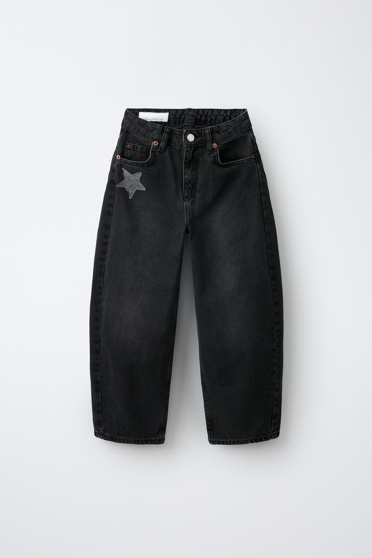 JEANS TIPO BARRIL CON PARCHE DE ESTRELLA 2