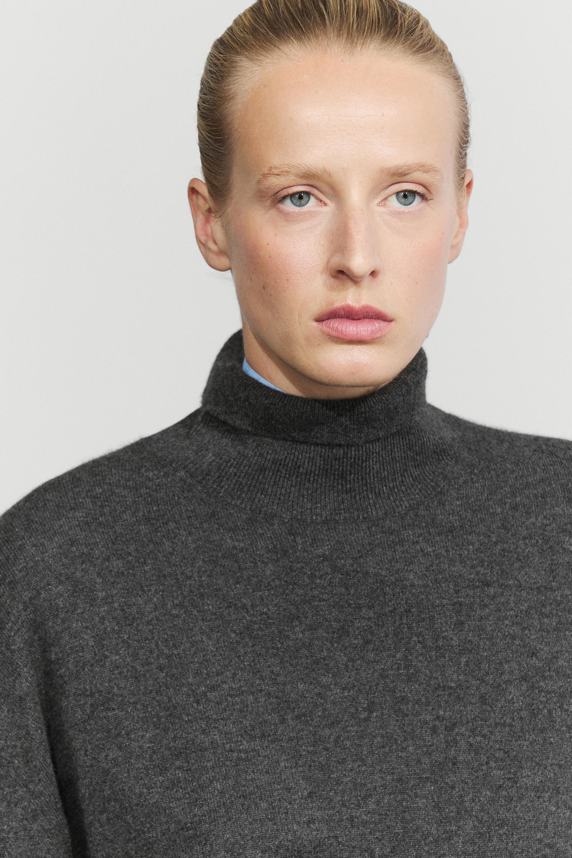 100% cashmere high neck knit sweater