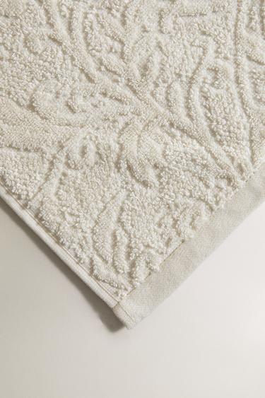 SERVIETTE DE BAIN JACQUARD FLEURS - Ivoire de Zara - Image 2