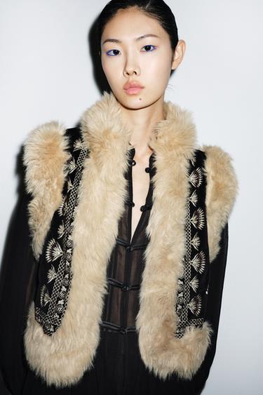 ZW COLLECTION EMBROIDERED WAISTCOAT WITH FAUX FUR COLLAR - Black de Zara