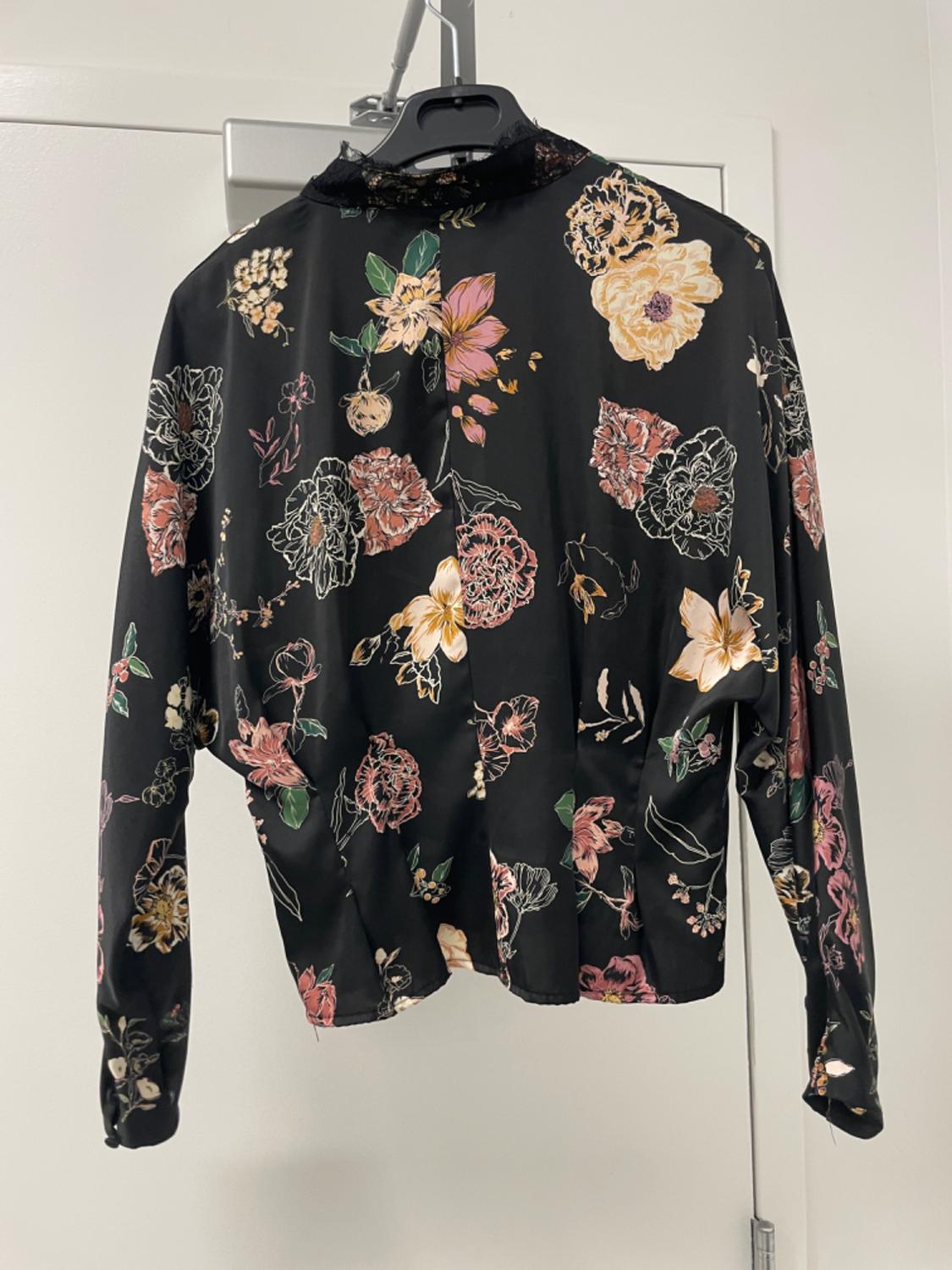 BLUSA SATINADA ESTAMPADO FLORAL - Image 2