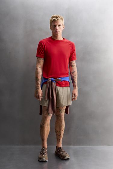 تيشرت تقني SEAMLESS - أحمر الخاص بـ Zara