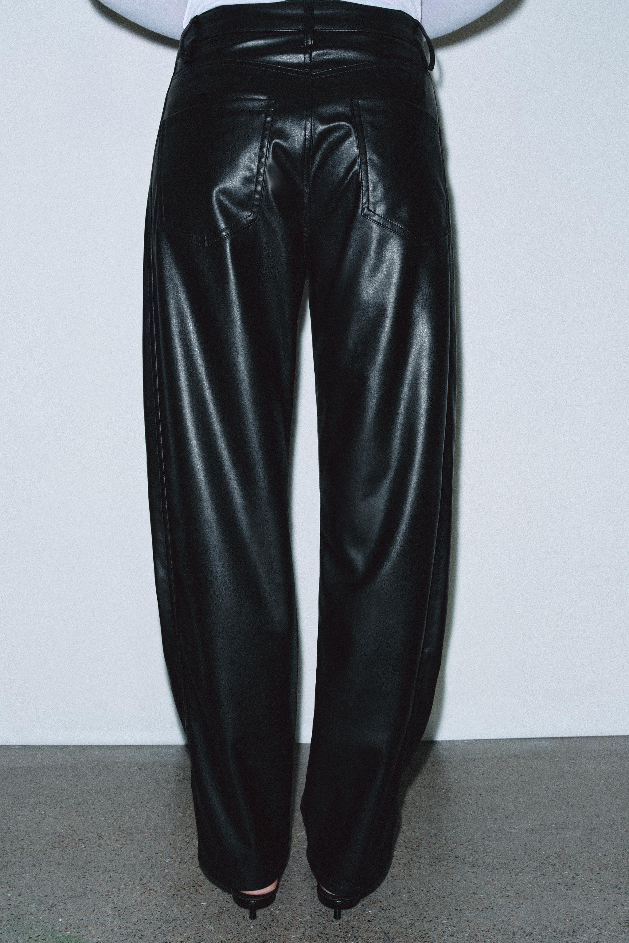 PANTALON ANKLE RELAXED EN MATIÈRE SYNTHÉTIQUE ZW COLLECTION