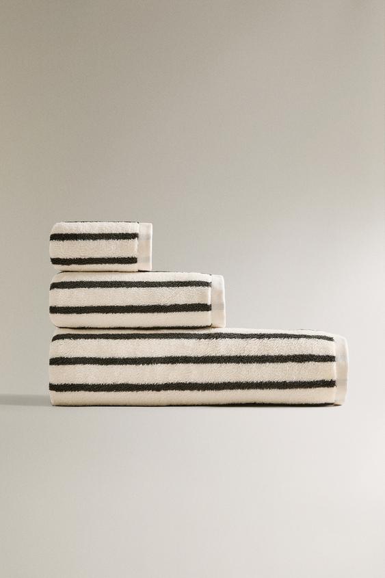 BATH TOWEL WITH COLORED STRIPES