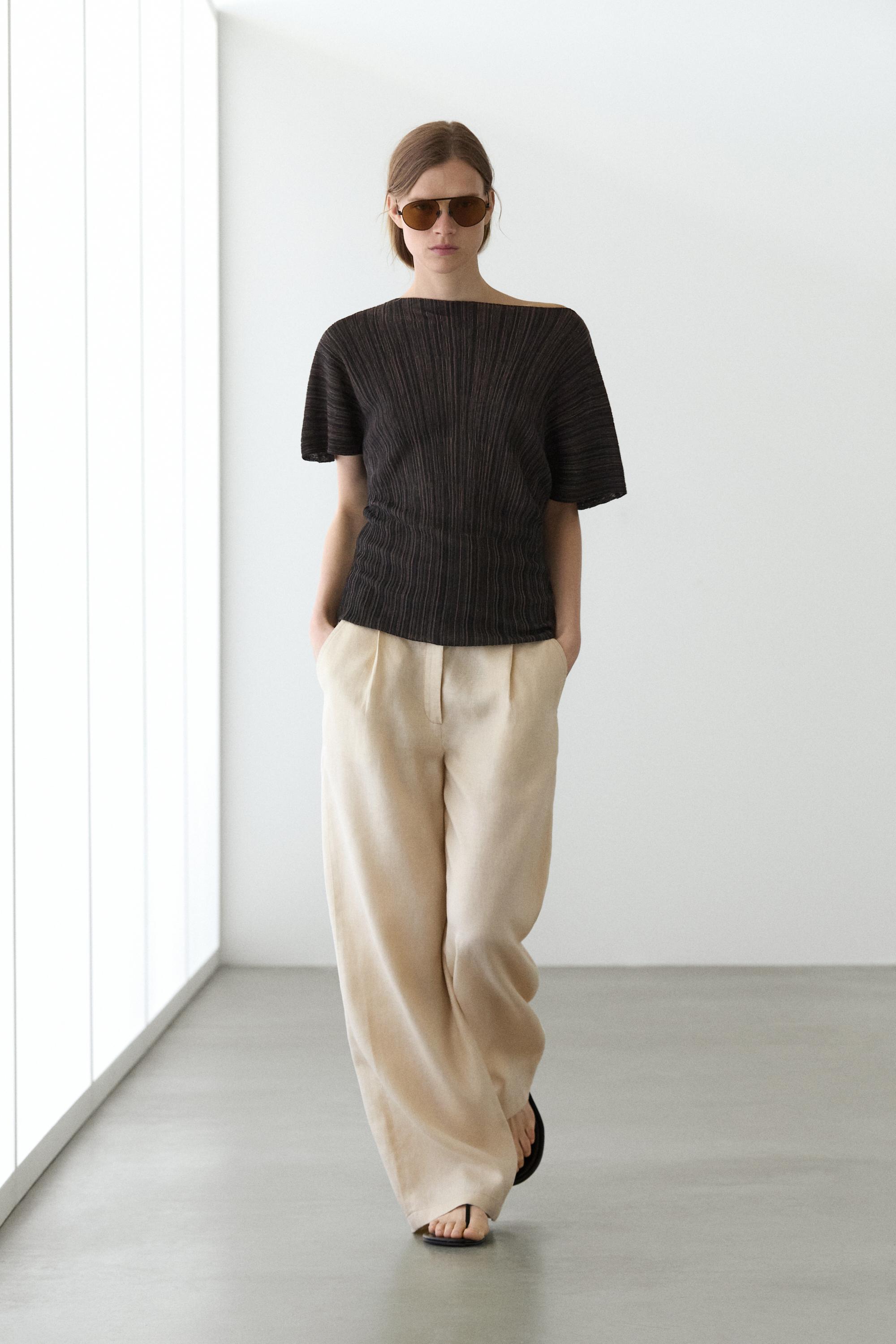 Total look pleated top with striped detail