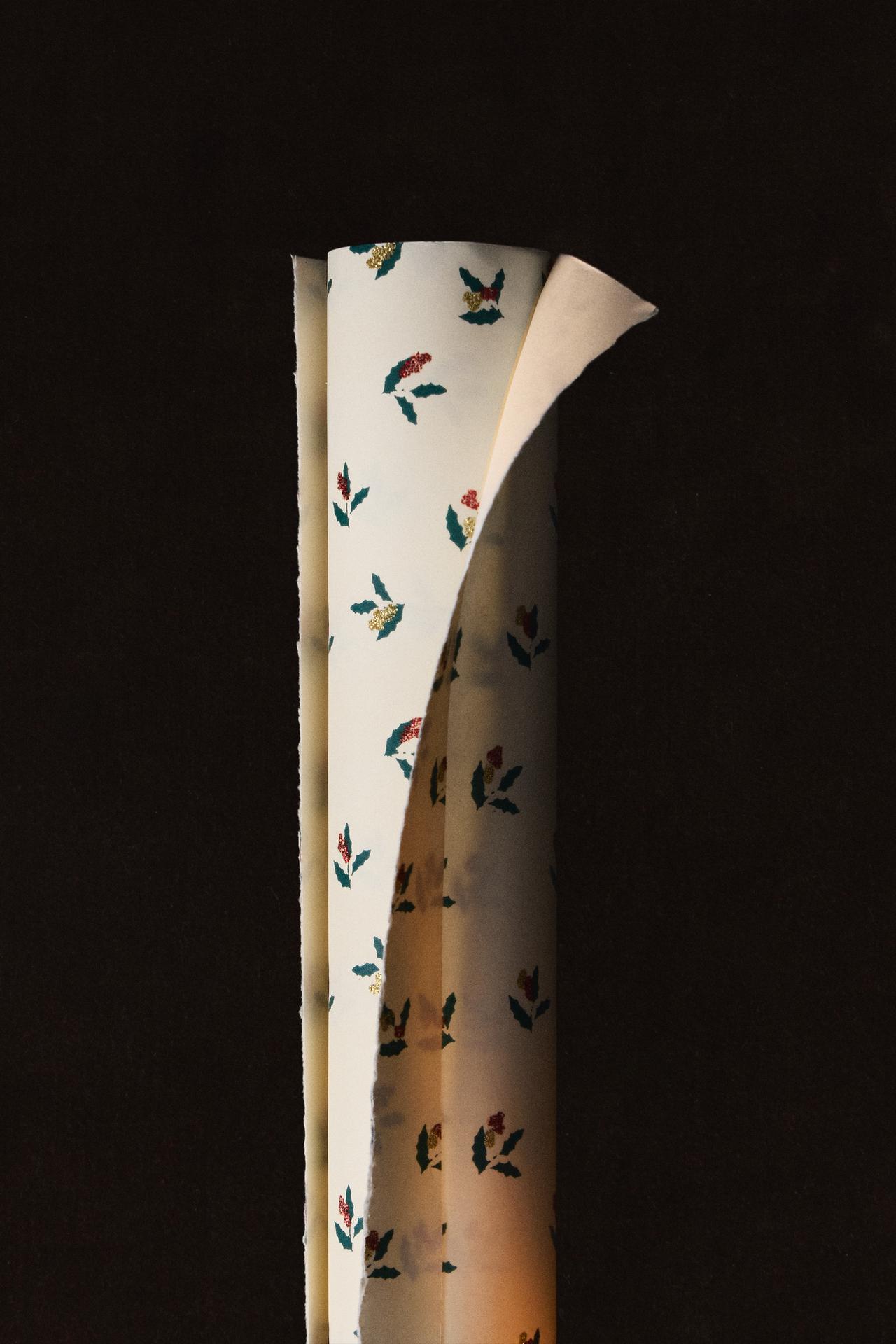 CHRISTMAS HOLLY WRAPPING PAPER — White