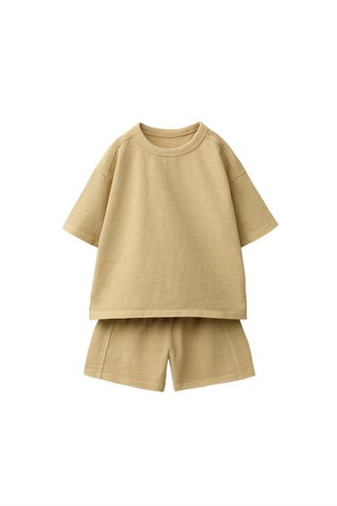 CONXUNTO JOGGING CAMISETA E BERMUDAS LISO - Mostaza de Zara