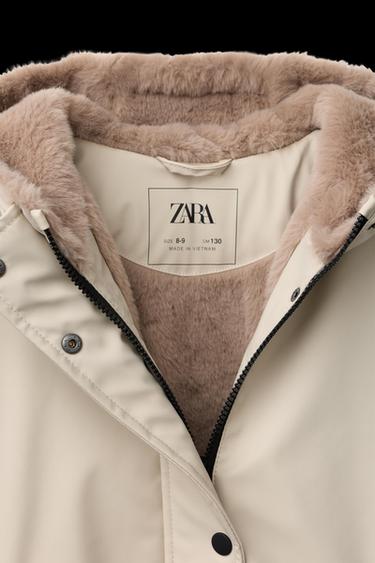 WASSERABWEISENDE JACKE MIT GUMMIERTEM FELL-EFFEKT - Sandfarben von Zara