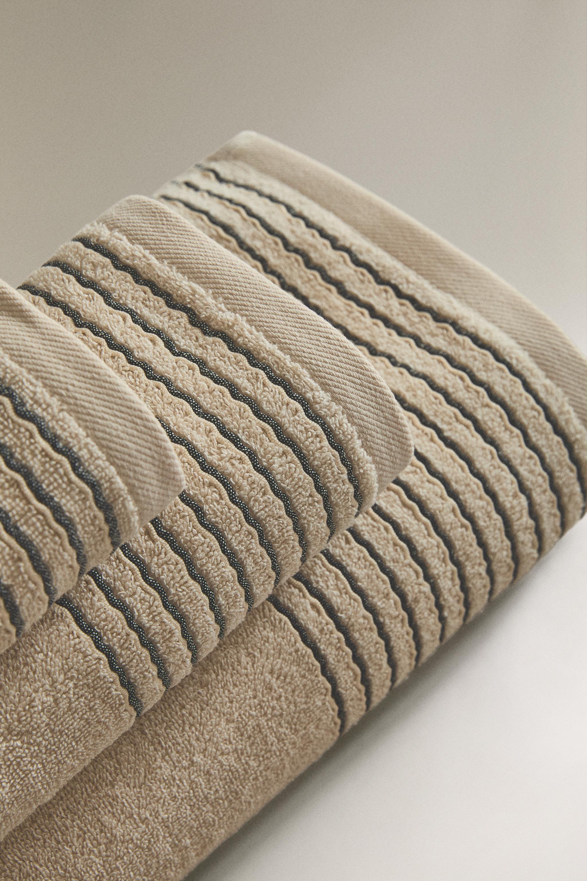BATH TOWEL WITH PLEATED BORDER — Sand