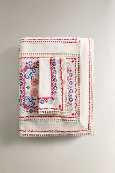 TISCHDECKE AUS BAUMWOLLE UND LEINEN MIT KREUZSTICKEREI - Rosa von Zara - Bild 0