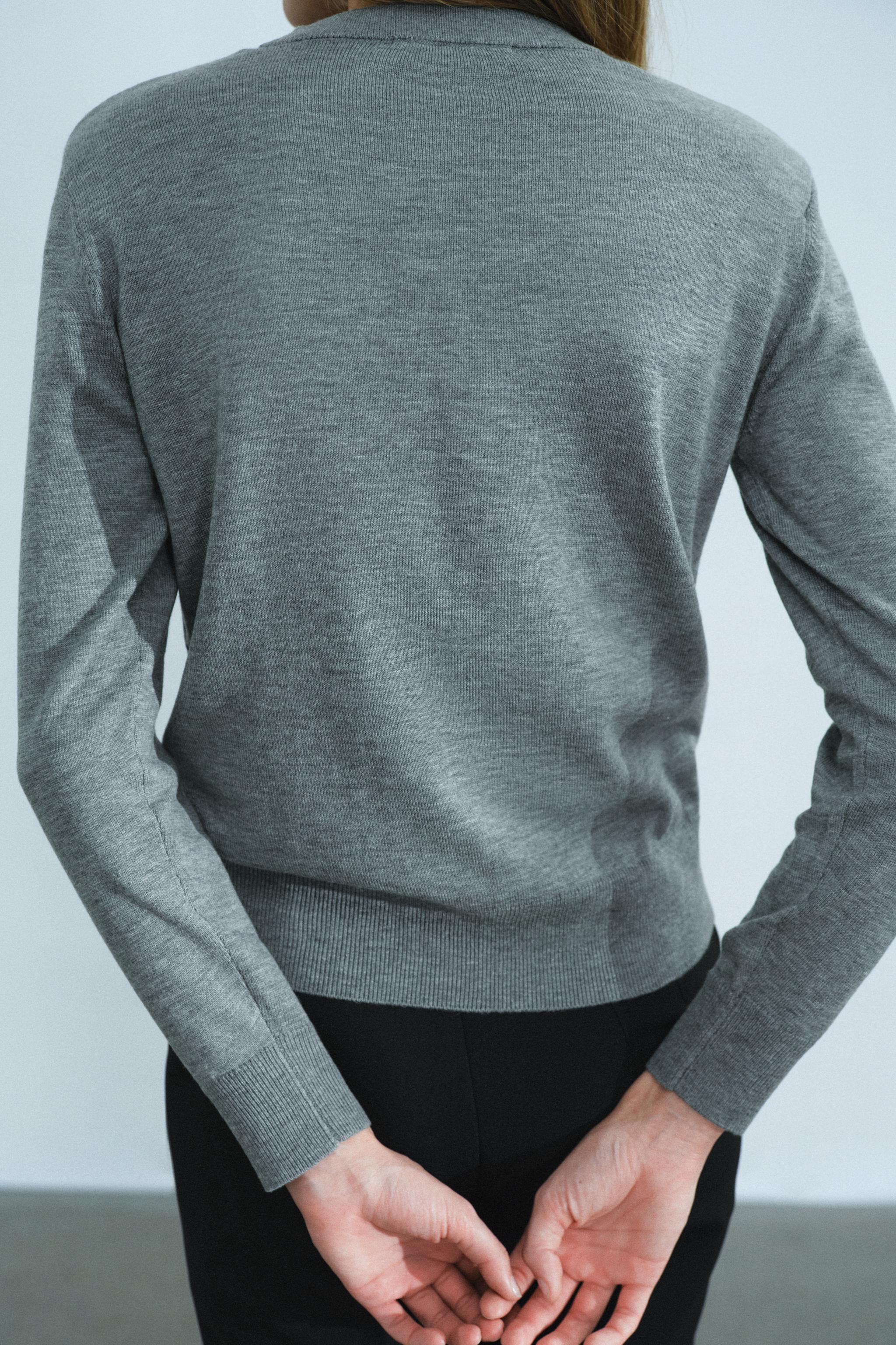 PULL EN MAILLE À ÉPAULETTES