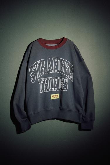 SUDADERA ESTAMPADO STRANGER THINGS ™/ © NETFLIX  - Gris antracita de Zara