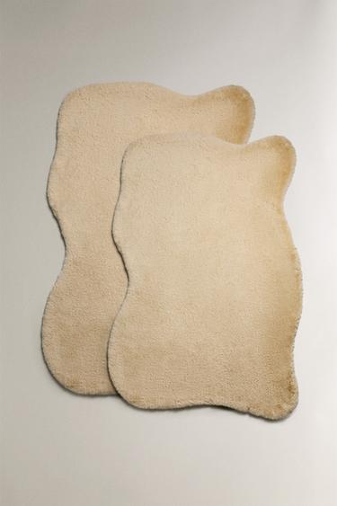 TAPIS FOURRURE IRRÉGULIER - Beige clair de Zara - Image 0
