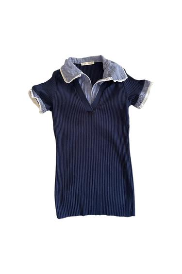 CAMISETA CANALÉ CON ADORNO VICHY EN CUELLO Y MANGAS. CUELLO PICO
