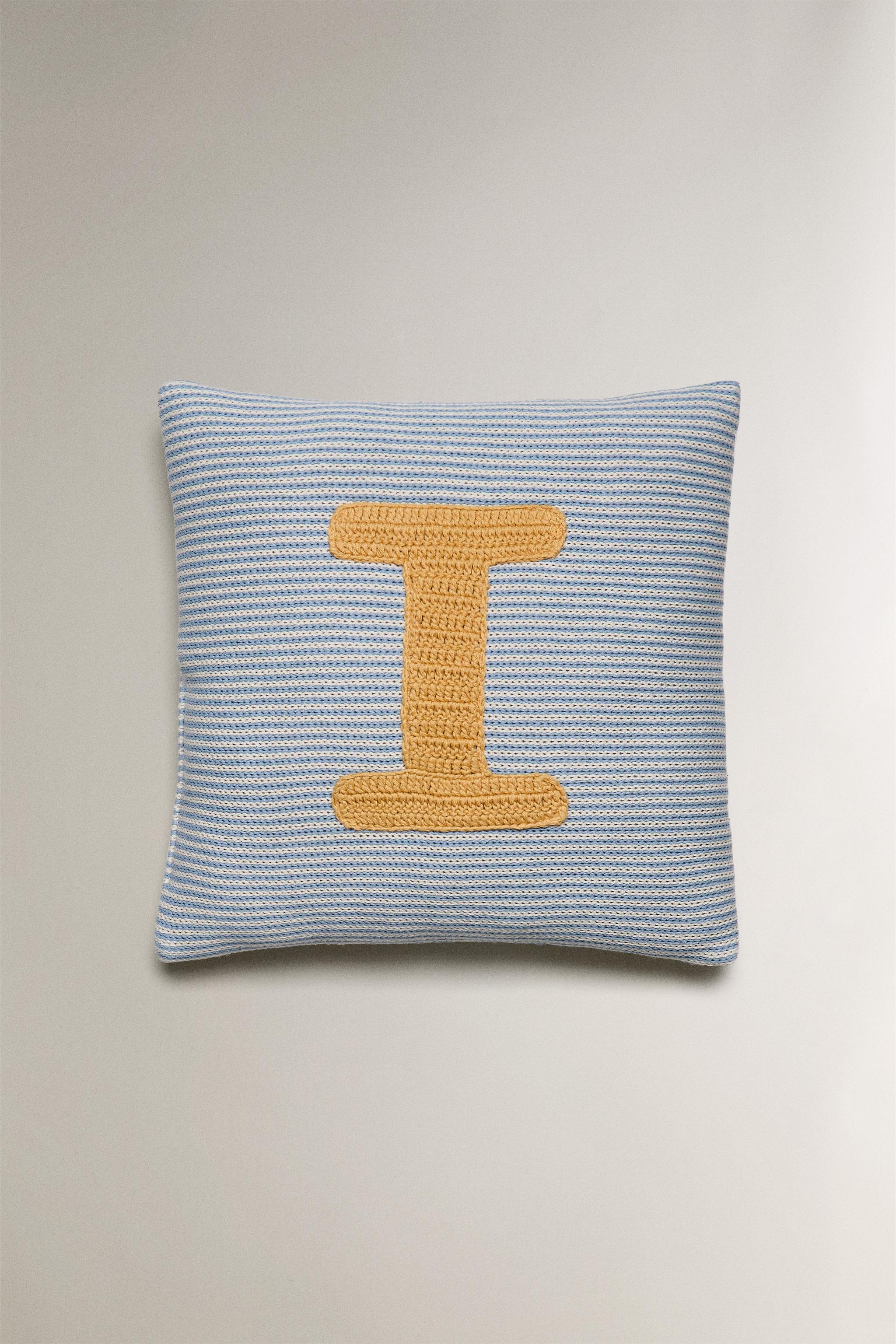 レター I 刺繍入り キッズクッション - ライトブルー | ZARA