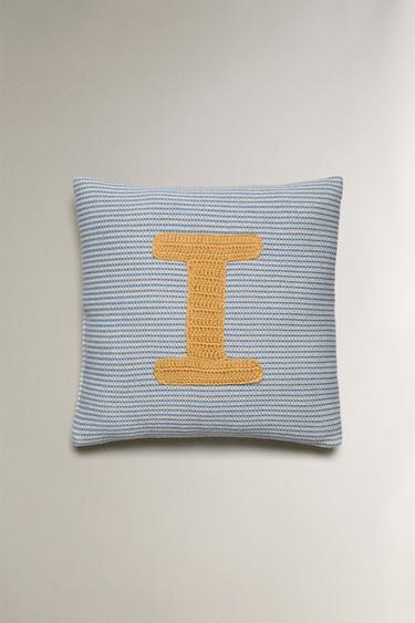 ALMOFADA INFANTIL BORDADO LETRA I - Azul-claro da Zara - Imagem 0