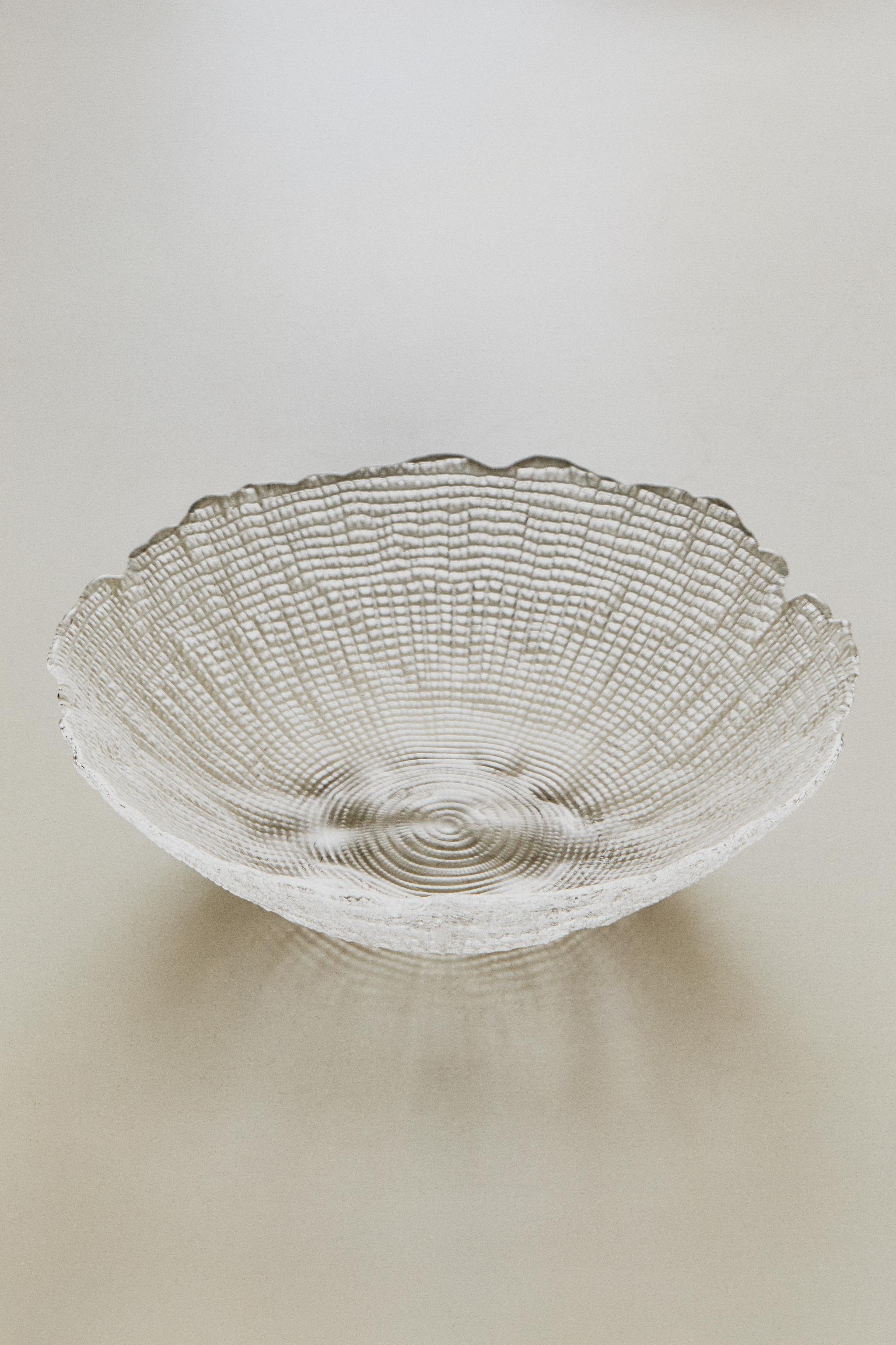 GLASS SALAD BOWL WITH RAISED DETAIL — Transparent