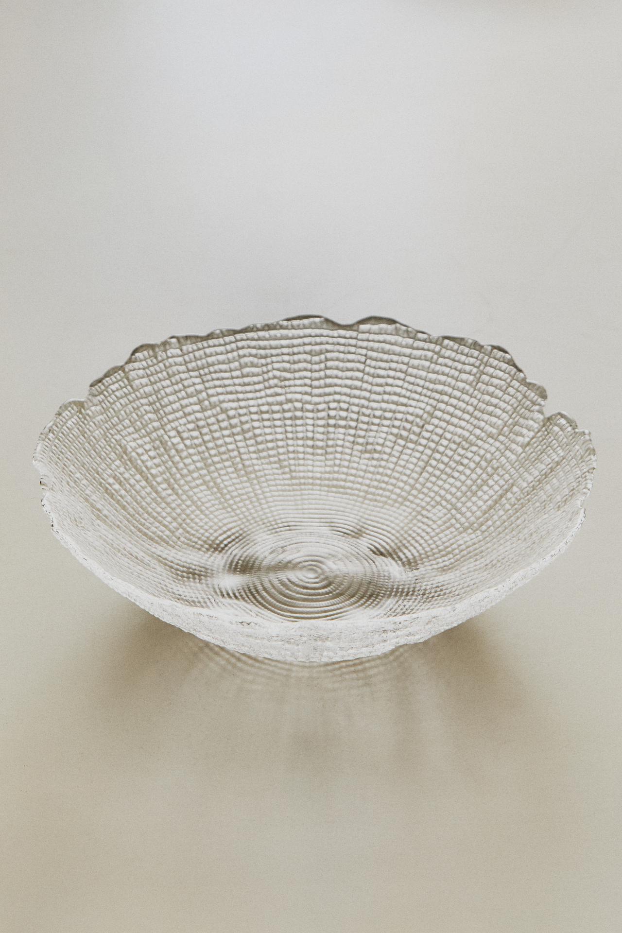 GLASS SALAD BOWL WITH RAISED DETAIL — Transparent