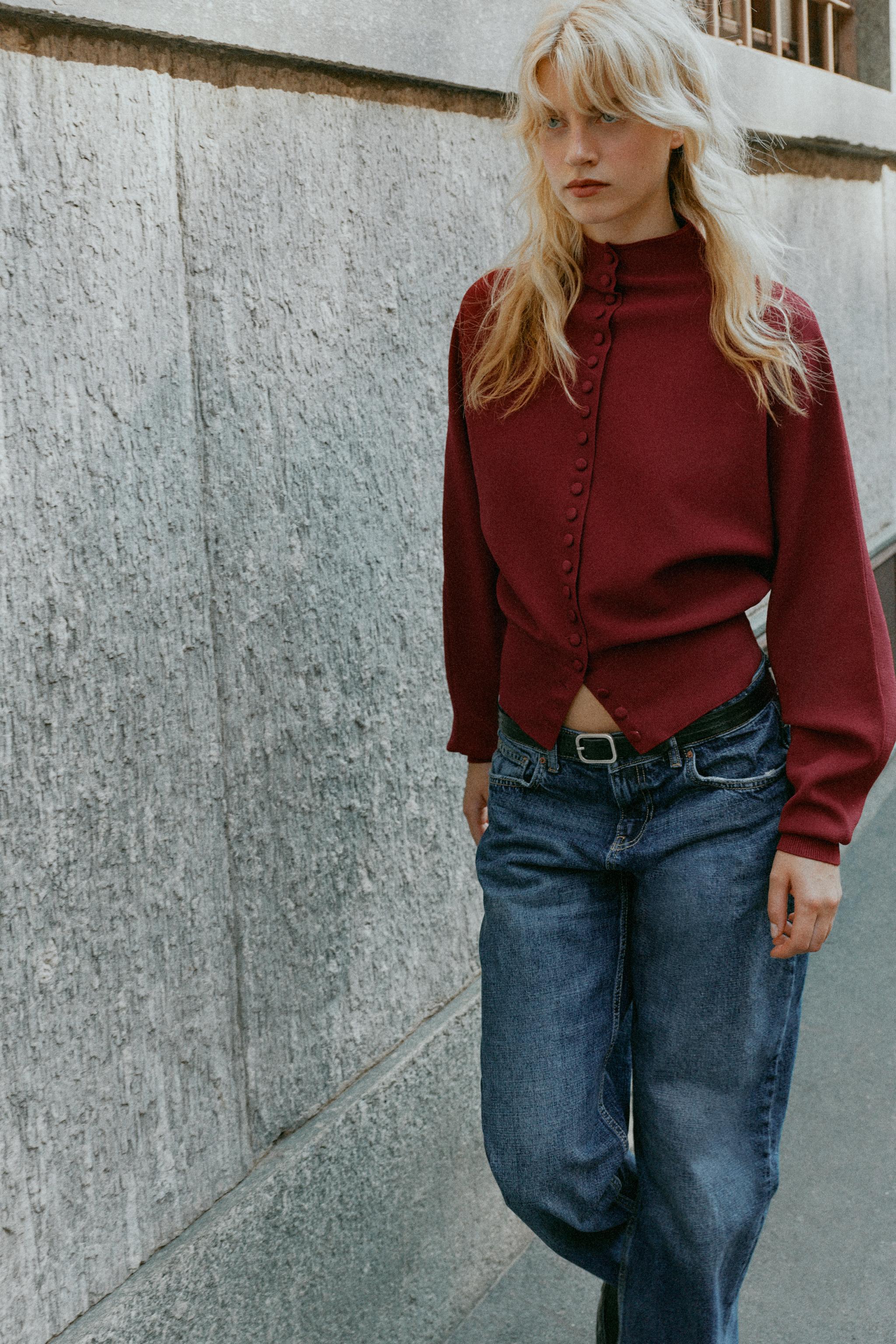 GILET EN MAILLE AVEC BOUTON REVÊTU